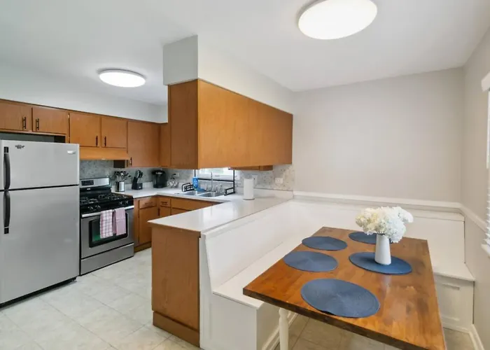 Cozy 3 Bedroom In Dt Near Naval Base Holiday home Libertyville