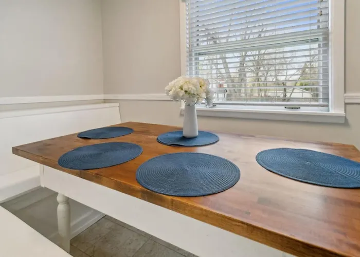 Cozy 3 Bedroom In Dt Near Naval Base Holiday home Libertyville