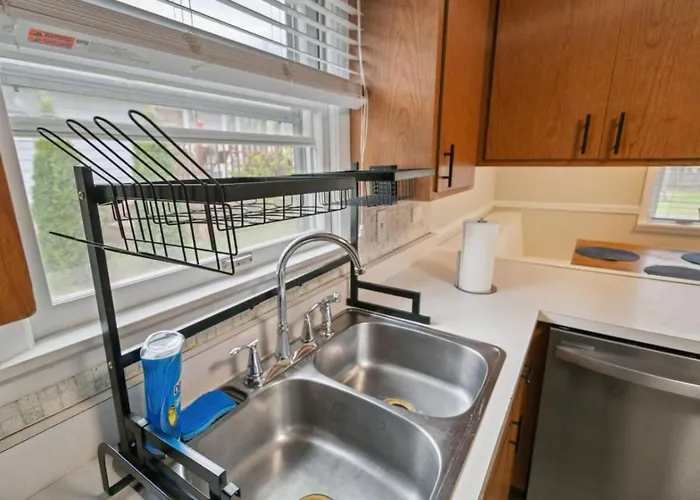 Cozy 3 Bedroom In Dt Near Naval Base *