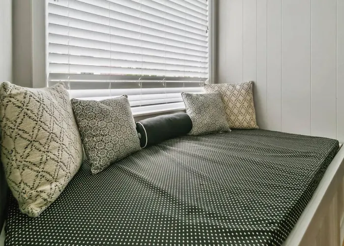 Cozy 3 Bedroom In Dt Near Naval Base *