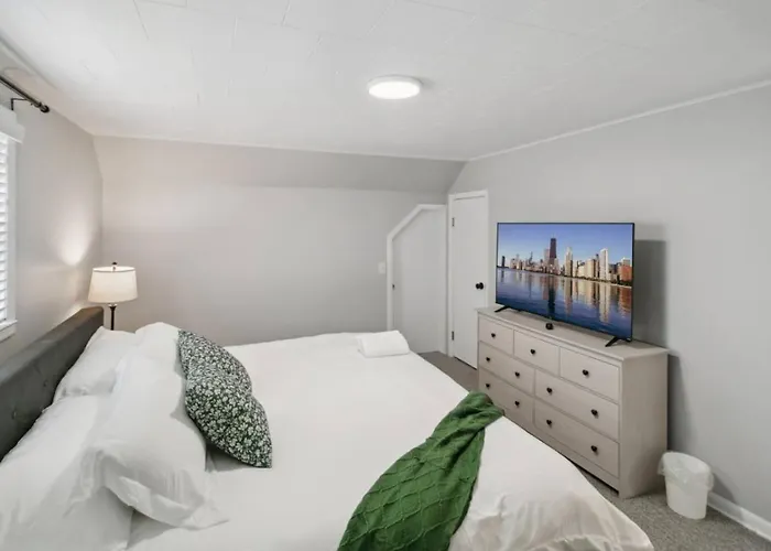 Cozy 3 Bedroom In Dt Near Naval Base *
