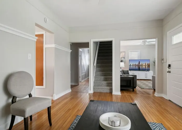Cozy 3 Bedroom In Dt Near Naval Base Holiday home *