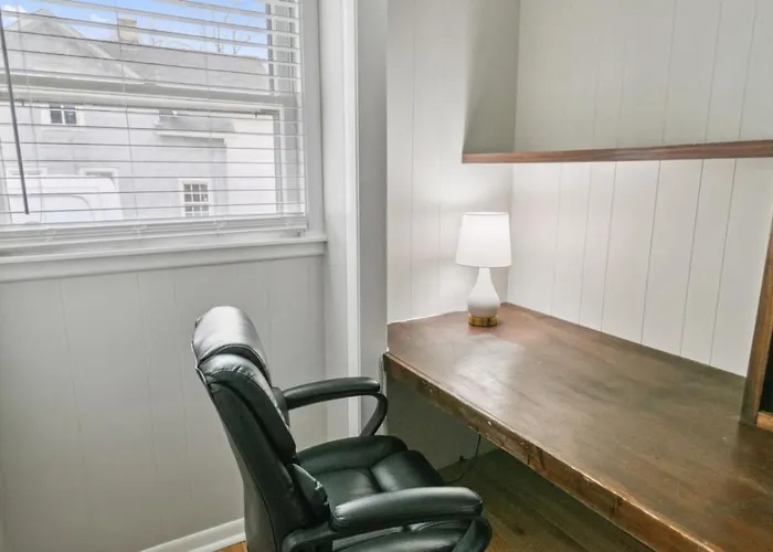 Cozy 3 Bedroom In Dt Near Naval Base