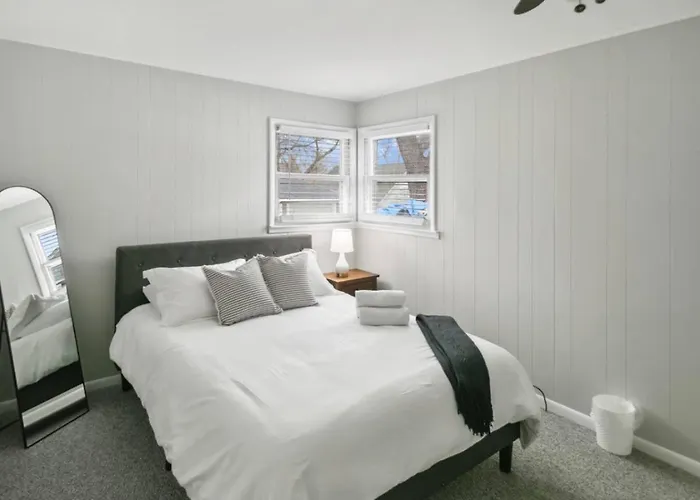 Cozy 3 Bedroom In Dt Near Naval Base *