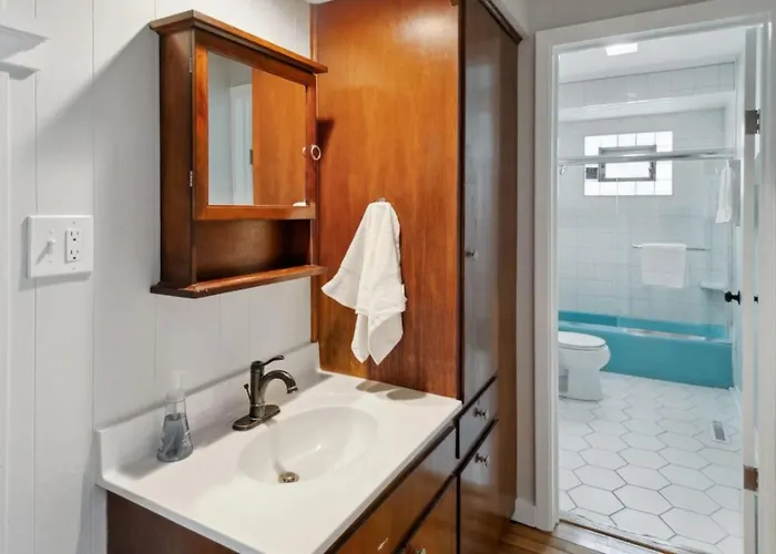 Cozy 3 Bedroom In Dt Near Naval Base Holiday home *