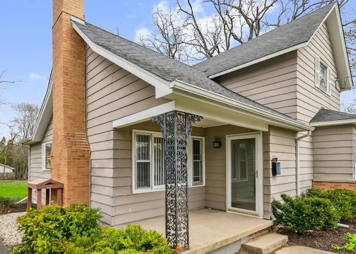 Cozy 3 Bedroom In Dt Near Naval Base Holiday home *