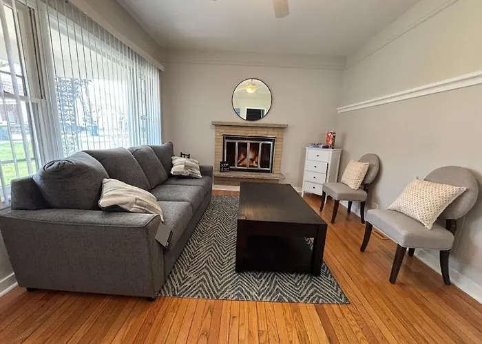 Cozy 3 Bedroom In Dt Near Naval Base Holiday home